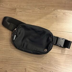 Lululemon Everywhere Belt Bag